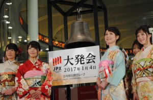 【季節の一枚】東京証券取引所で新年恒例の大発会！ポーズを取る晴れ着姿の女性