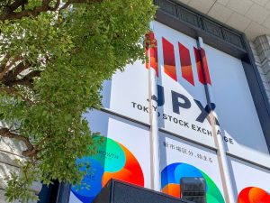 【株式市場】前場の日経平均は３７９円高となり２日連続最高値を更新、円安やＮＹダウ最高値を好感
