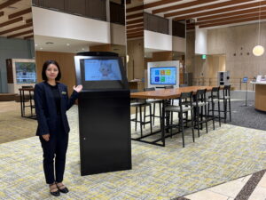 アスカネットのＡＳＫＡ３Ｄ、きらぼし銀行のデジタル拠点に導入、空中ディスプレイ×アバター接客