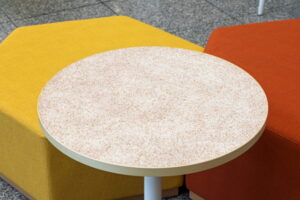 イトーキ、キユーピーの卵殻を活用した天板素材を共同開発、食品副産物を再資源化